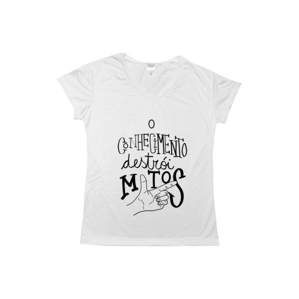 Camiseta de poliéster com estampa O Conhecimento Destrói Mitos em tipografia artística.