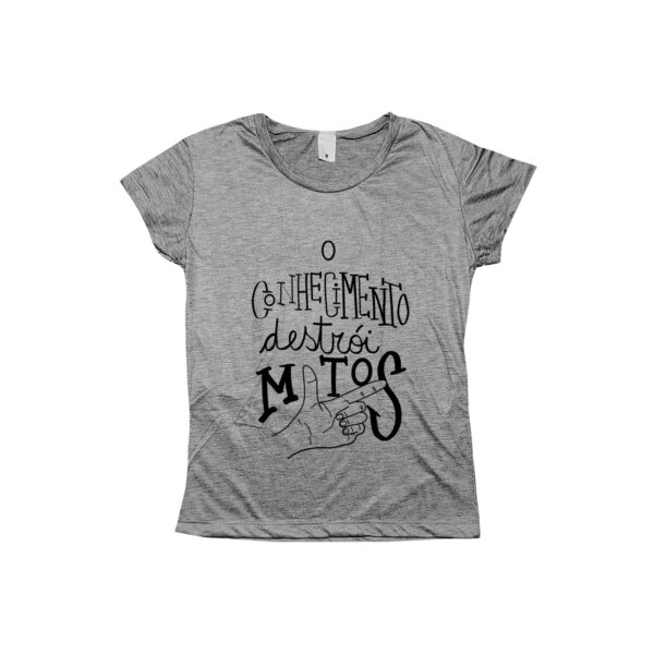 Camiseta de poliéster com estampa O Conhecimento Destrói Mitos em tipografia artística.