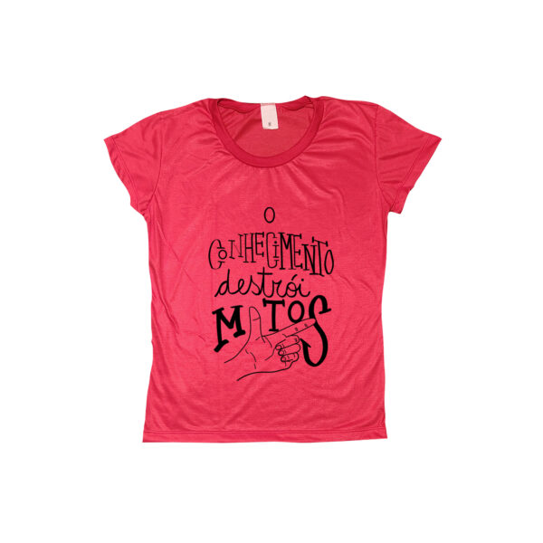 Camiseta de poliéster com estampa O Conhecimento Destrói Mitos em tipografia artística.