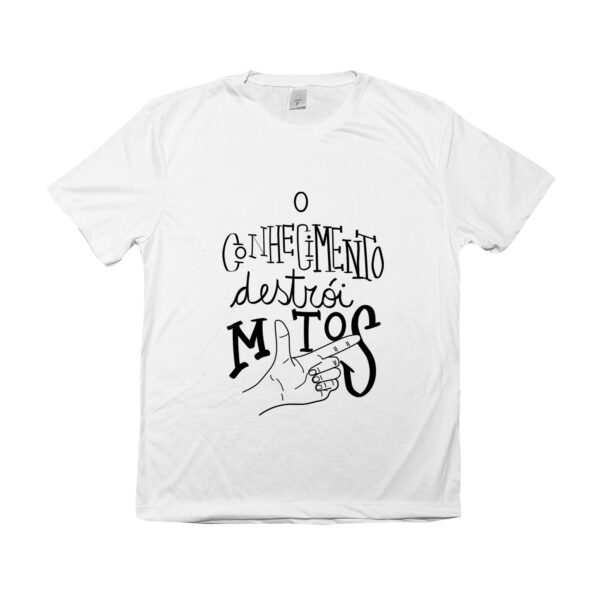 Camiseta de poliéster com estampa O Conhecimento Destrói Mitos em tipografia artística.