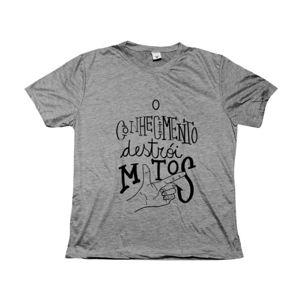 Camiseta de poliéster com estampa O Conhecimento Destrói Mitos em tipografia artística.