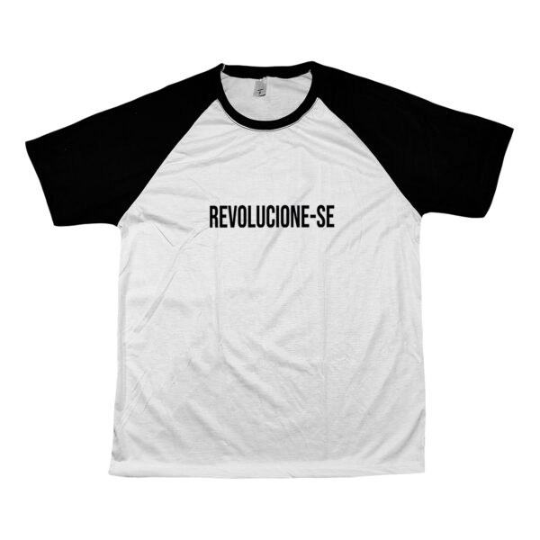 Camiseta Revolucione-se com frase em destaque no centro da peça.