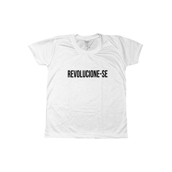 Camiseta Revolucione-se com frase em destaque no centro da peça.
