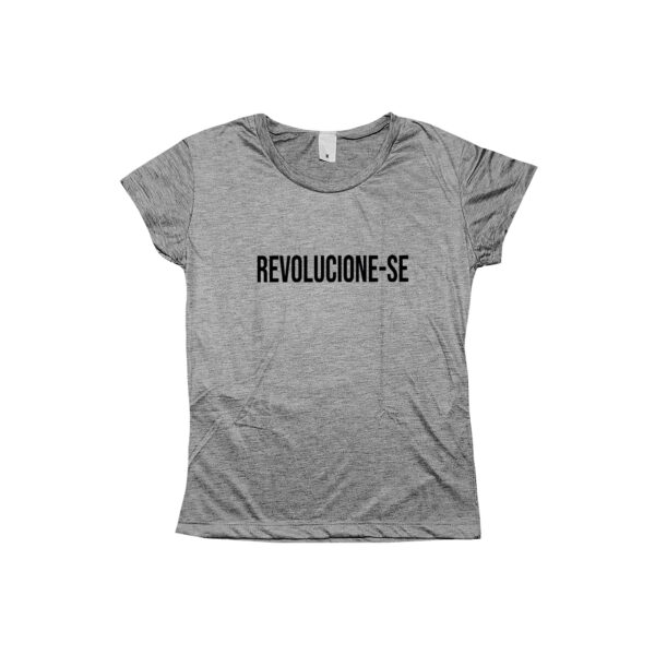 Camiseta Revolucione-se com frase em destaque no centro da peça.