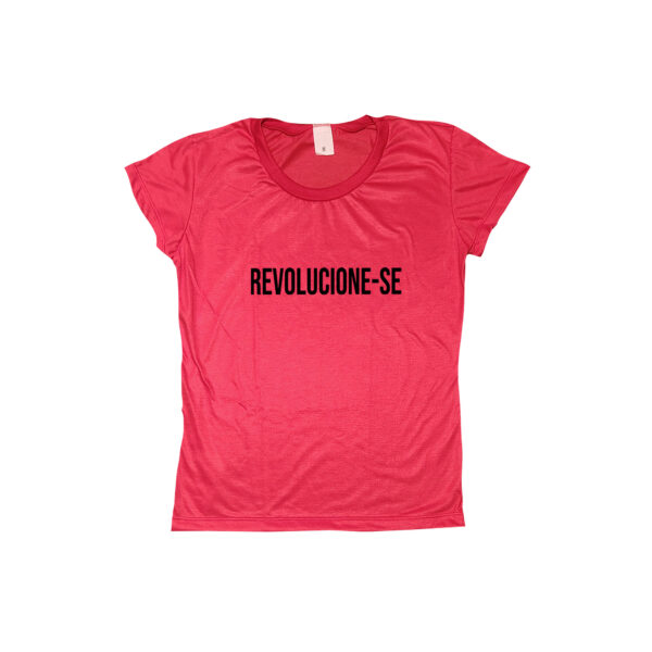 Camiseta Revolucione-se com frase em destaque no centro da peça.