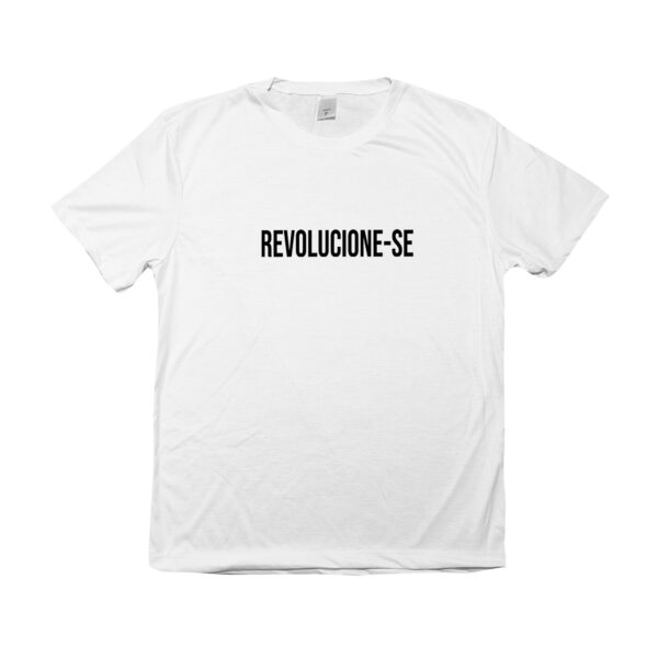 Camiseta Revolucione-se com frase em destaque no centro da peça.