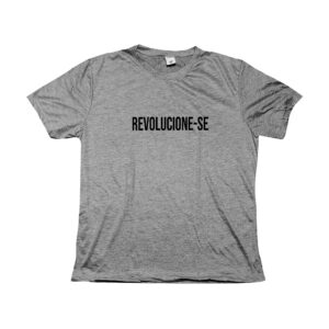 Camiseta Revolucione-se com frase em destaque no centro da peça.