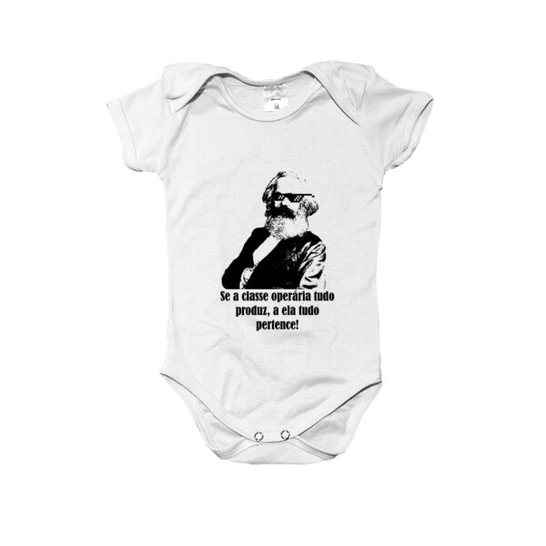 Body infantil com estampa de Karl Marx e a frase Se a classe operária tudo produz, a ela tudo pertence.
