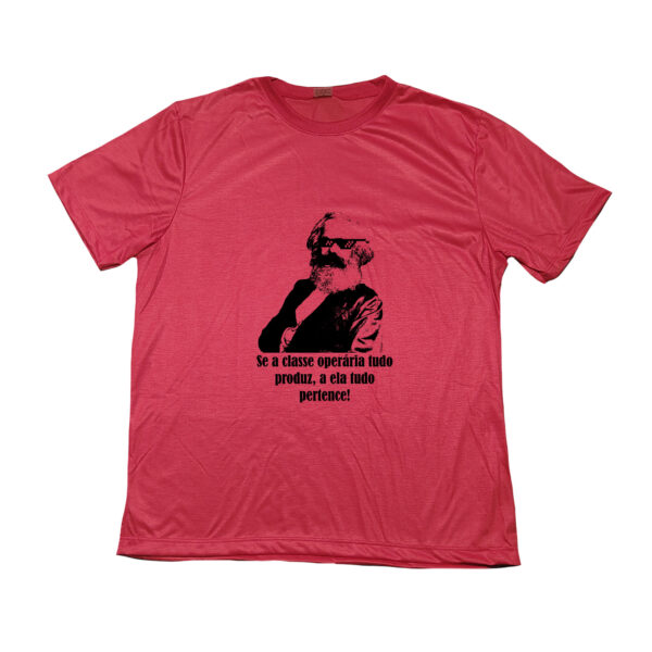 Camiseta com estampa de Karl Marx e a frase Se a classe operária tudo produz, a ela tudo pertence.