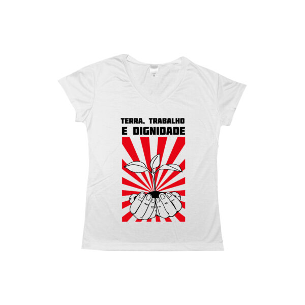 Camiseta Terra, Trabalho e Dignidade – estampa política com arte de mãos segurando muda, símbolo de luta e reforma agrária.