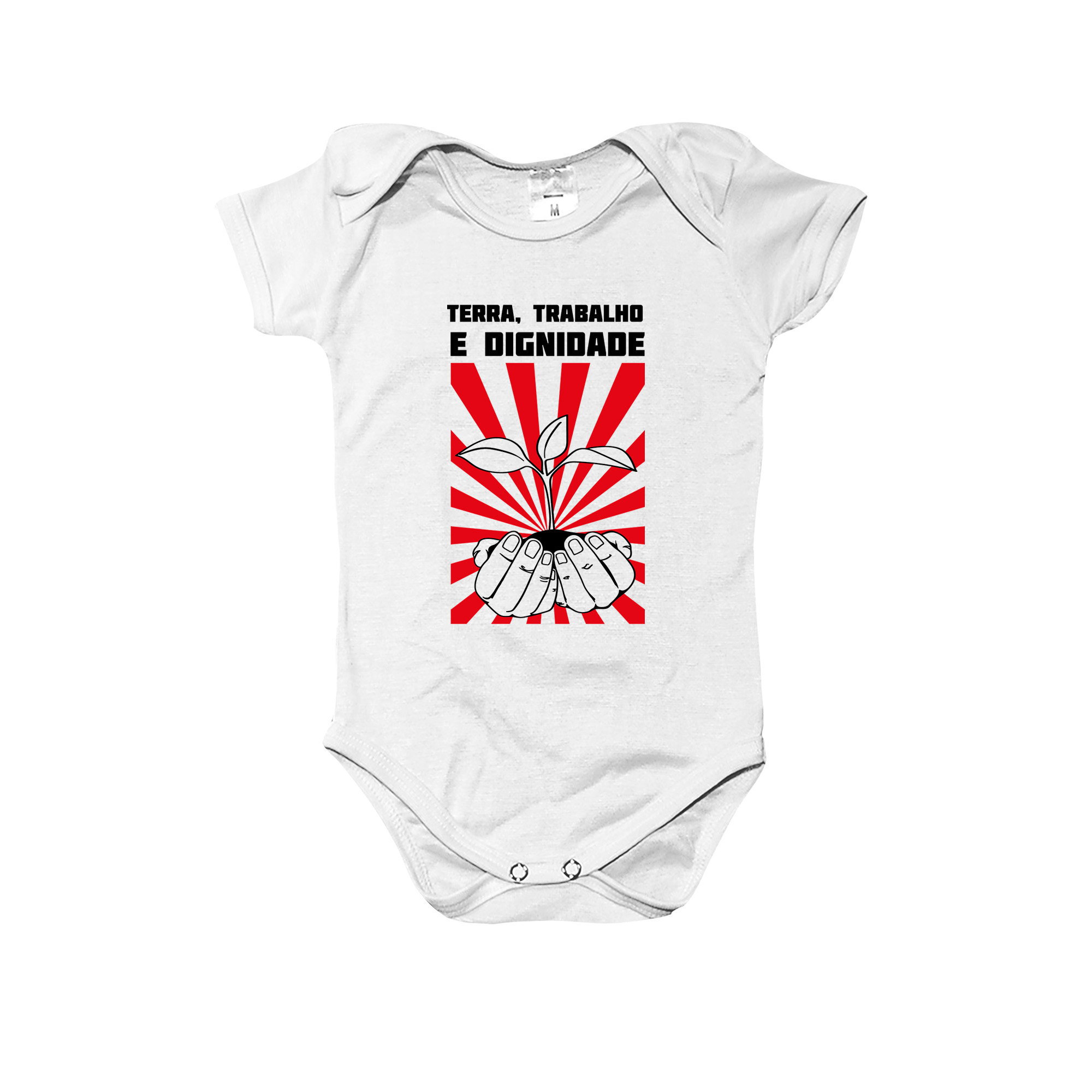 Body infantil Terra, Trabalho e Dignidade – estampa política com arte de mãos segurando muda, símbolo de luta e reforma agrária.