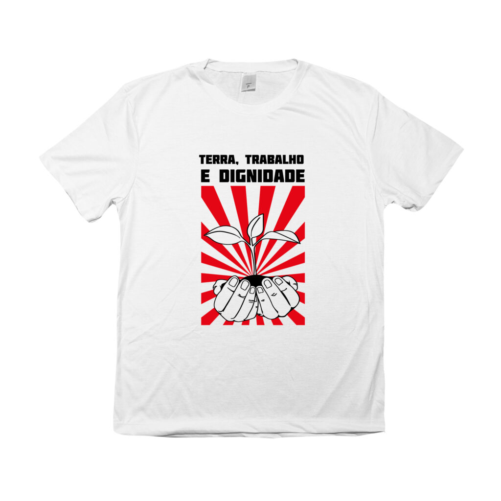 Camiseta Terra, Trabalho e Dignidade – estampa política com arte de mãos segurando muda, símbolo de luta e reforma agrária.