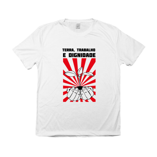 Camiseta Terra, Trabalho e Dignidade – estampa política com arte de mãos segurando muda, símbolo de luta e reforma agrária.