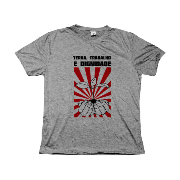 Camiseta Terra, Trabalho e Dignidade – estampa política com arte de mãos segurando muda, símbolo de luta e reforma agrária.