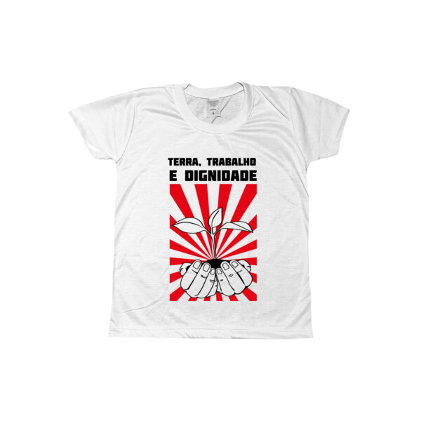Camiseta Terra, Trabalho e Dignidade – estampa política com arte de mãos segurando muda, símbolo de luta e reforma agrária.