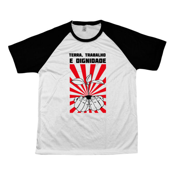 Camiseta Terra, Trabalho e Dignidade – estampa política com arte de mãos segurando muda, símbolo de luta e reforma agrária.