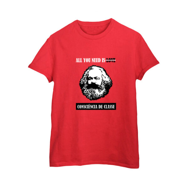 Camiseta Consciência de Classe – estampa com retrato de Karl Marx e frase crítica “All You Need is Consciência de Classe”.