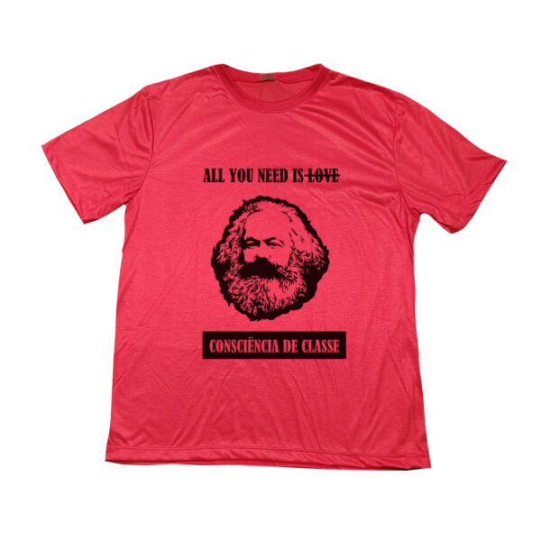 Camiseta Consciência de Classe – estampa com retrato de Karl Marx e frase “All You Need is Consciência de Classe”.