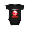 Body infantil Consciência de Classe – estampa com retrato de Karl Marx e frase crítica “All You Need is Consciência de Classe”.