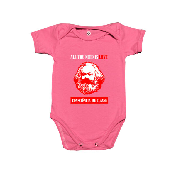 Body infantil Consciência de Classe – estampa com retrato de Karl Marx e frase crítica “All You Need is Consciência de Classe”.