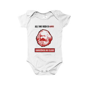 Body infantil Consciência de Classe – estampa com retrato de Karl Marx e frase crítica “All You Need is Consciência de Classe”.