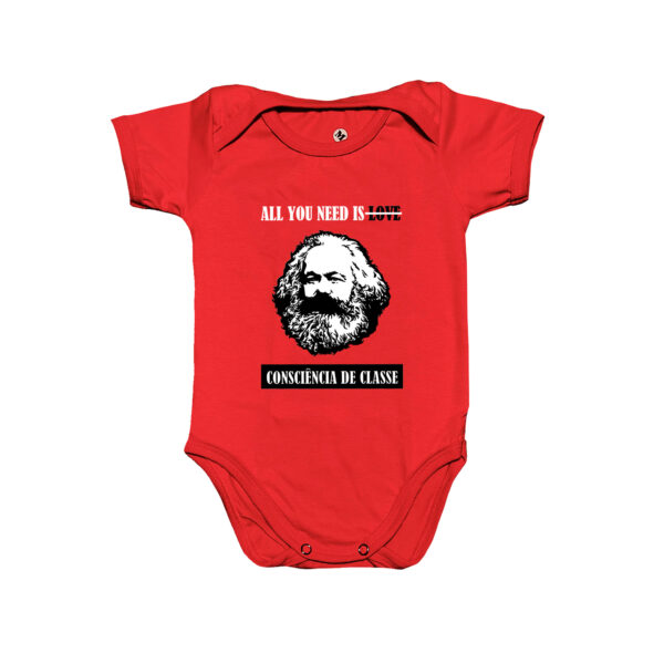 Body infantil Consciência de Classe – estampa com retrato de Karl Marx e frase crítica “All You Need is Consciência de Classe”.