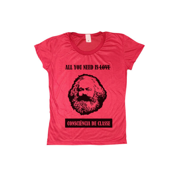 Camiseta Consciência de Classe – estampa com retrato de Karl Marx e frase “All You Need is Consciência de Classe”.