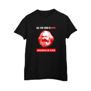 Camiseta Consciência de Classe – estampa com retrato de Karl Marx e frase crítica “All You Need is Consciência de Classe”.