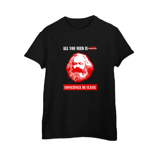 Camiseta Consciência de Classe – estampa com retrato de Karl Marx e frase crítica “All You Need is Consciência de Classe”.