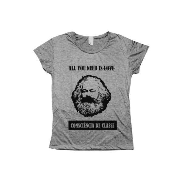 Camiseta Consciência de Classe – estampa com retrato de Karl Marx e frase “All You Need is Consciência de Classe”.