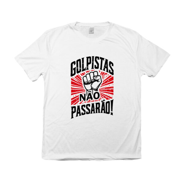 camiseta Golpistas Não Passarão com punho erguido e fundo vermelho em estilo de protesto