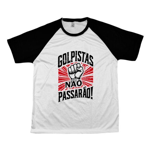 camiseta Golpistas Não Passarão com punho erguido e fundo vermelho em estilo de protesto