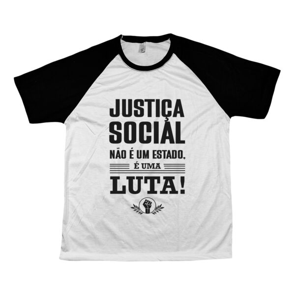 camiseta Justiça Social com frase “Justiça social não é um estado, é uma luta!” em tipografia preta.