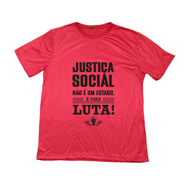 camiseta Justiça Social com frase “Justiça social não é um estado, é uma luta!” em tipografia preta.