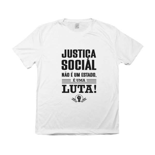 camiseta Justiça Social com frase “Justiça social não é um estado, é uma luta!” em tipografia preta.