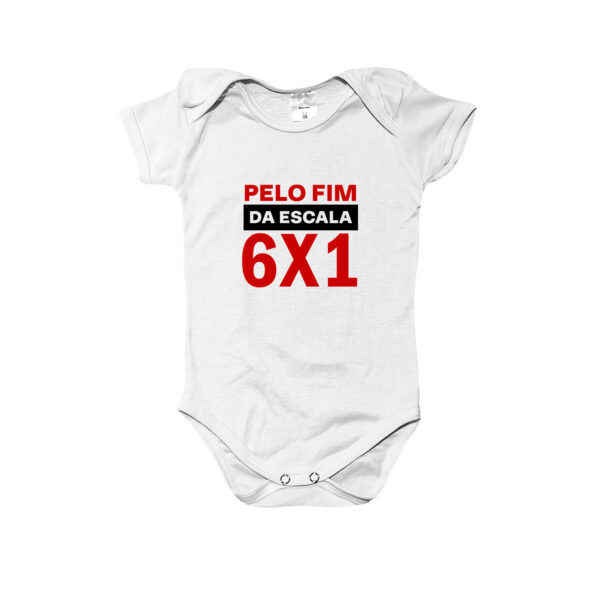 Body infantil com a frase “pelo fim da escala 6x1”, estampa de protesto.
