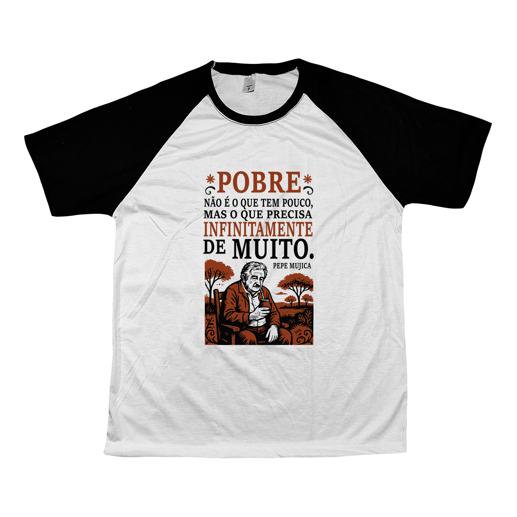 camiseta Pepe Mujica com frase “Pobre não é o que tem pouco, mas o que precisa infinitamente de muito”.
