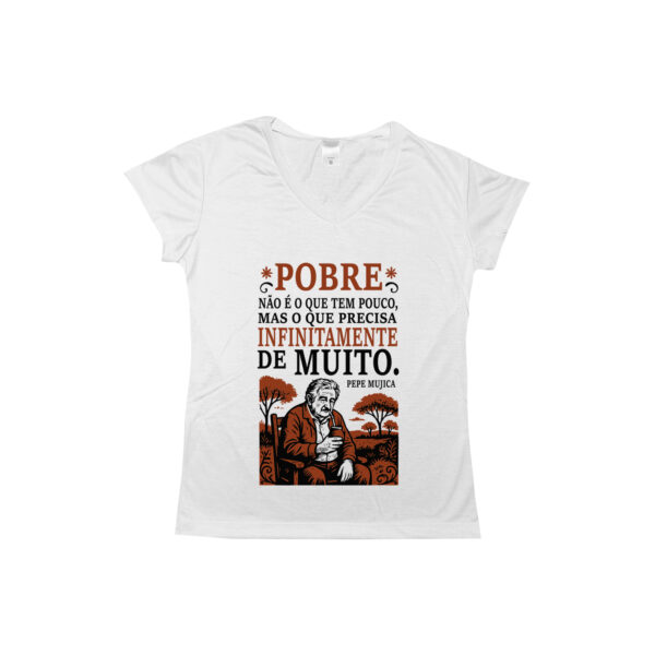 camiseta Pepe Mujica com frase “Pobre não é o que tem pouco, mas o que precisa infinitamente de muito”.