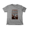 camiseta Pepe Mujica com frase “Pobre não é o que tem pouco, mas o que precisa infinitamente de muito”.