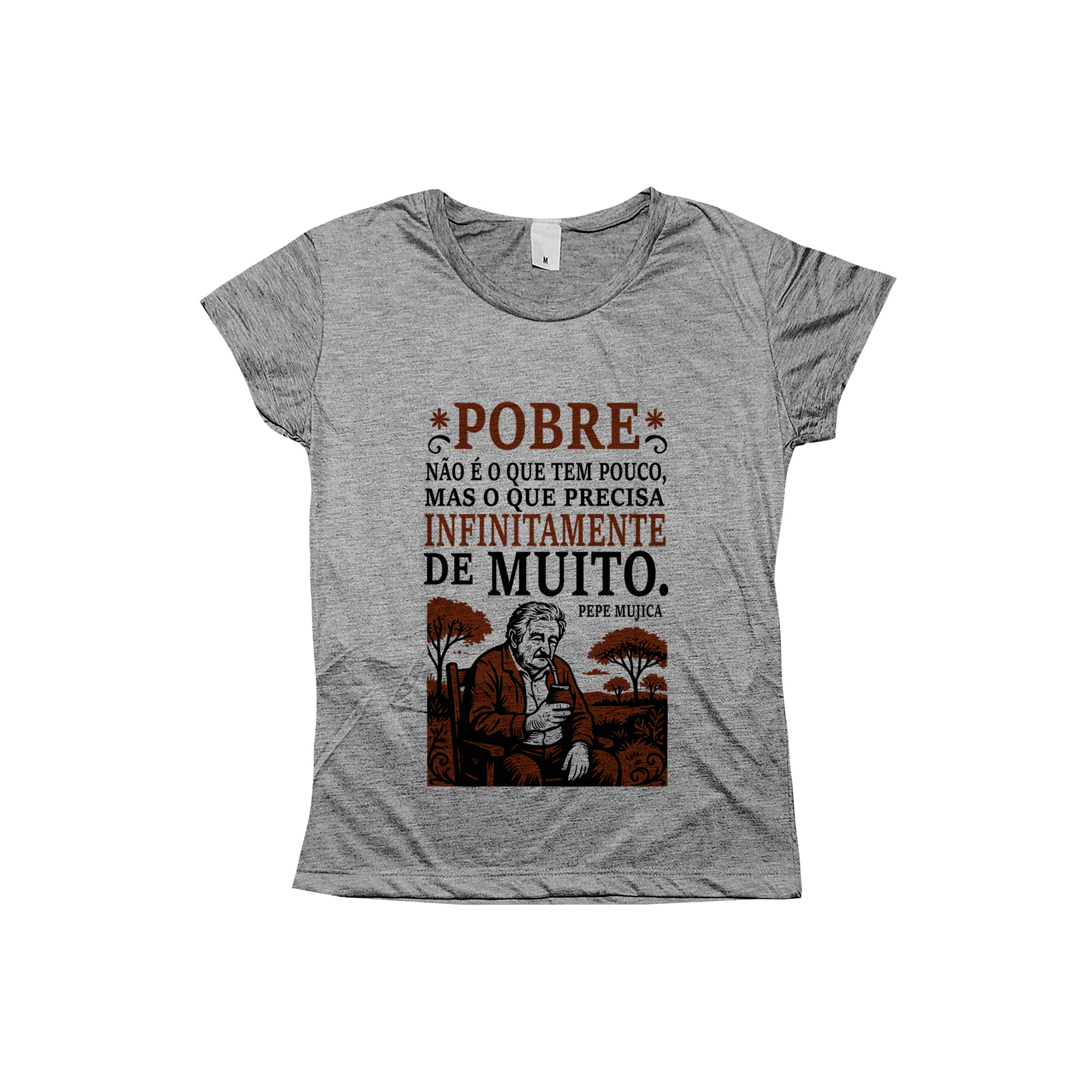 camiseta Pepe Mujica com frase “Pobre não é o que tem pouco, mas o que precisa infinitamente de muito”.