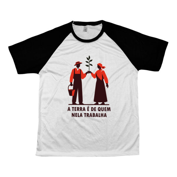 Camiseta A Terra é de Quem Nela Trabalha – estampa de trabalhadores rurais com muda de planta, símbolo de luta pela terra.