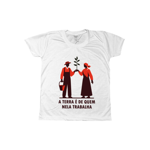 Camiseta A Terra é de Quem Nela Trabalha – estampa de trabalhadores rurais com muda de planta, símbolo de luta pela terra.