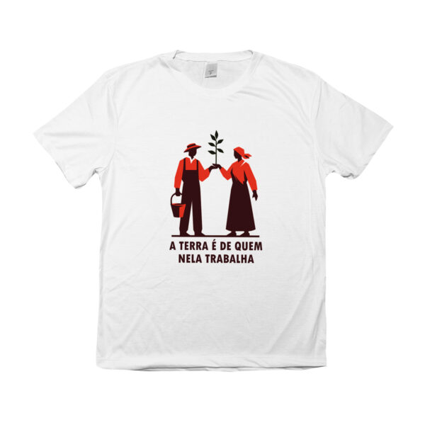 Camiseta A Terra é de Quem Nela Trabalha – estampa de trabalhadores rurais com muda de planta, símbolo de luta pela terra.