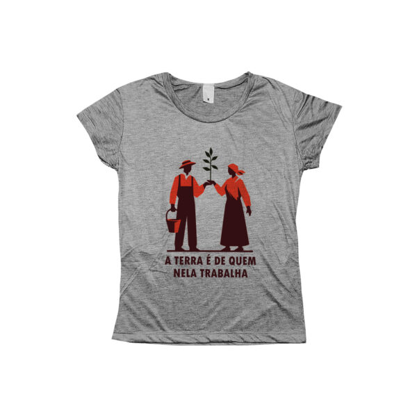 Camiseta A Terra é de Quem Nela Trabalha – estampa de trabalhadores rurais com muda de planta, símbolo de luta pela terra.