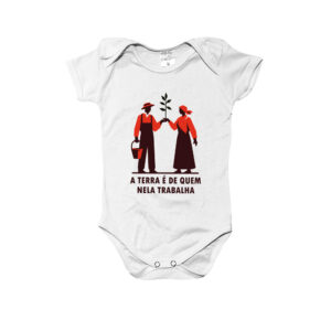 Body infantil A Terra é de Quem Nela Trabalha – estampa de trabalhadores rurais com muda de planta, símbolo de luta e esperança.