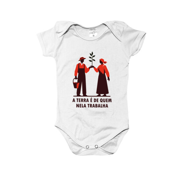 Body infantil A Terra é de Quem Nela Trabalha – estampa de trabalhadores rurais com muda de planta, símbolo de luta e esperança.