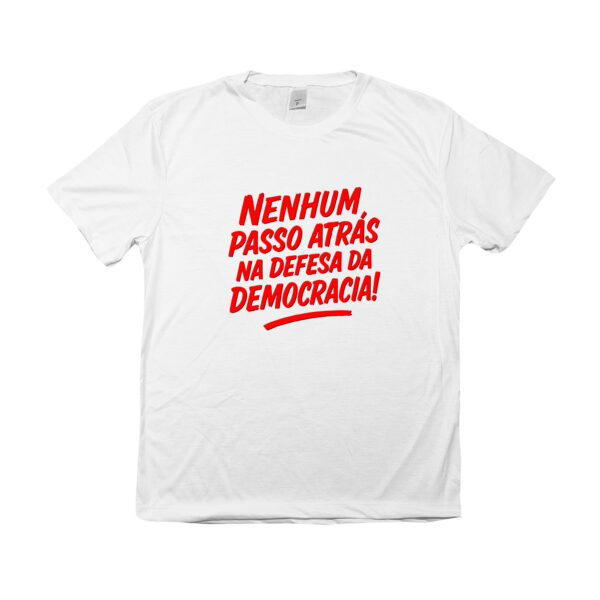 Camiseta – Nenhum passo atrás na defesa da democracia.