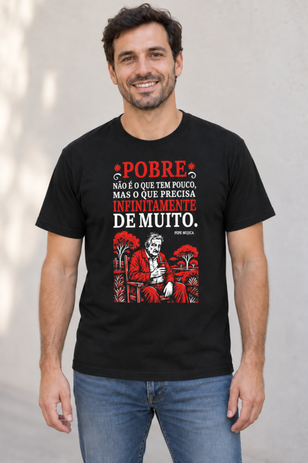 pepe mujica Camiseta Pepe Mujica Pobre Não é o Que Tem Pouco Algodão