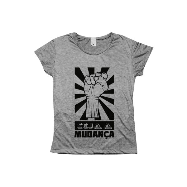 Camiseta Seja a Mudança – estampa de punho erguido em preto sobre fundo branco, símbolo de resistência e transformação social.