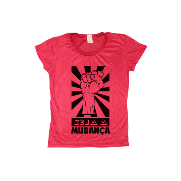 Camiseta Seja a Mudança – estampa de punho erguido em preto sobre fundo branco, símbolo de resistência e transformação social.